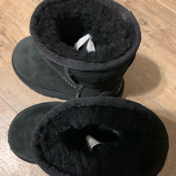 UGG Kids Classic Short Boots - Picture 4 of 7